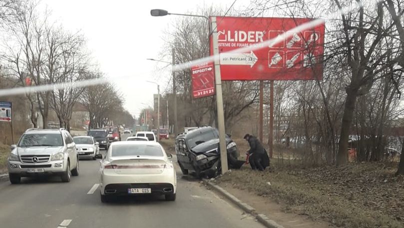 Accident violent în Capitală: O mașină de taxi a intrat în stâlp