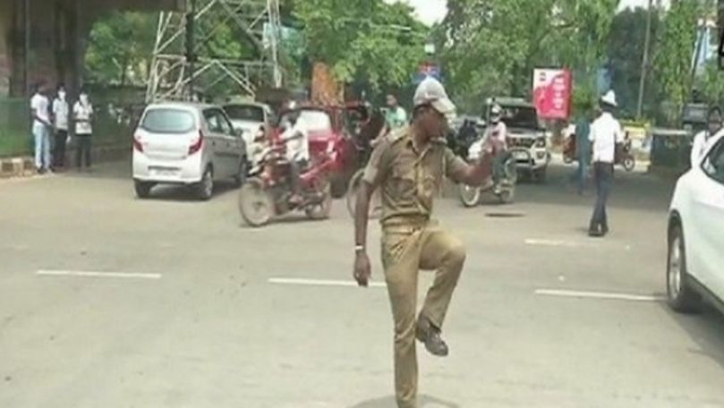 Un poliţist dirijează circulaţia cu mişcări de dans
