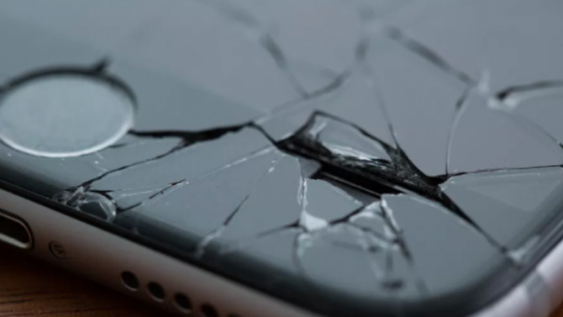 Apple lucrează la iPhone-ul pliabil cu un ecran care se repară singur