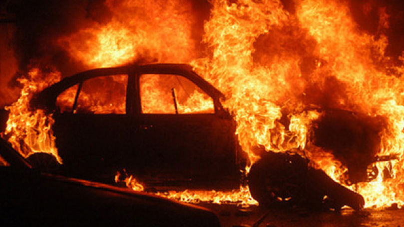 13 mașini, cuprinse de flăcări într-o singură noapte la Chișinău