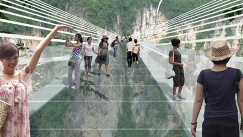 Cel mai nou pod din sticlă, construit de chinezi, le dă fiori turiștilor