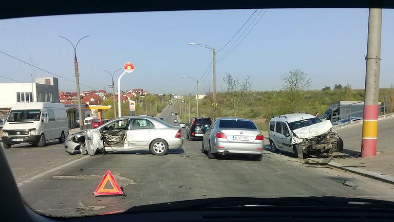 Accident violent cu 2 răniți în Capitală. Mașinile au fost făcute zob