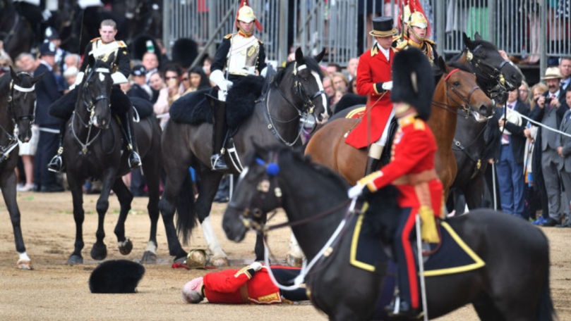 Un soldat a căzut de pe cal chiar în fața Reginei Elisabeta
