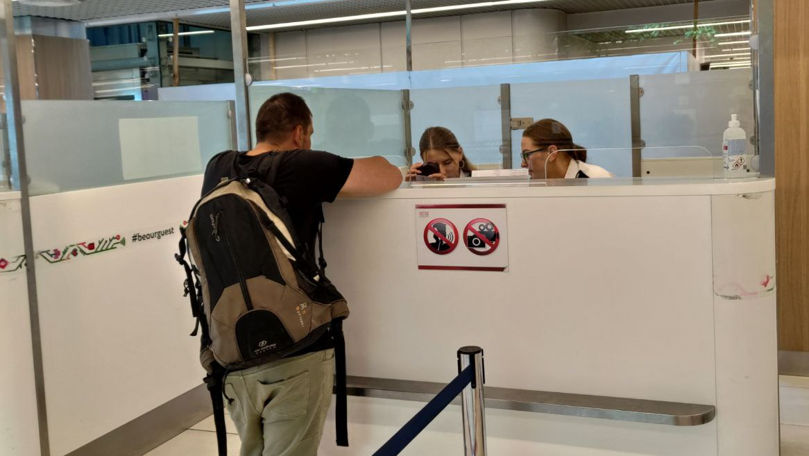 Mai multe acte false, descoperite la trei pasageri la Aeroport