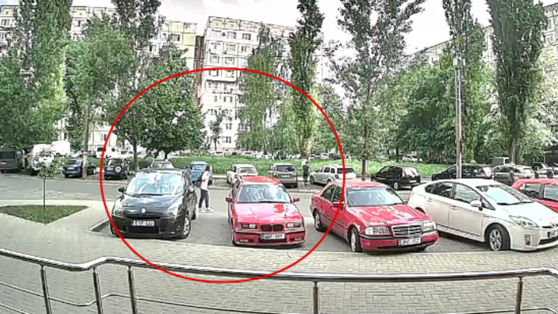 Автомобиль такси сбил девушку, которая переходила улицу в неположенном месте. 