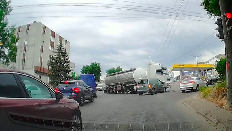 Chișinău: O mașină şi un camion cu cisternă s-au ciocnit puternic