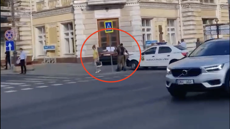 Un șofer a dat buzna cu mașina în Primăria municipiului Chișinău