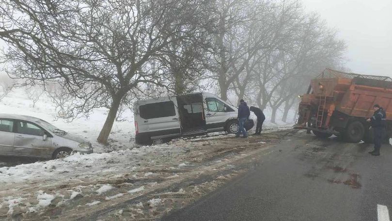 Accident la Ștefan Vodă: Un Kamaz s-a ciocnit cu un microbuz. Un rănit