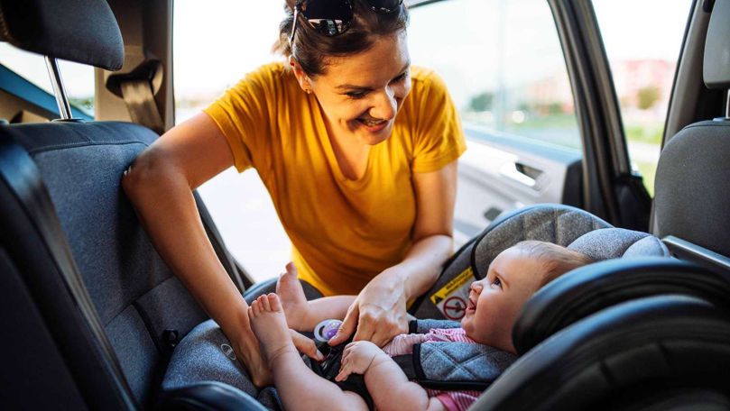 Mii de șoferi, amendați pentru transportarea copiilor fără scaune auto
