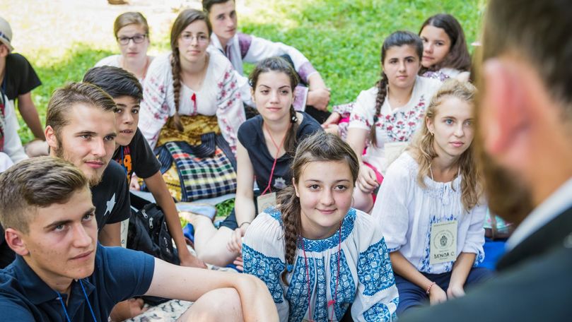 Sondaj: 68% din moldoveni cred că tinerii nu au un viitor în Moldova