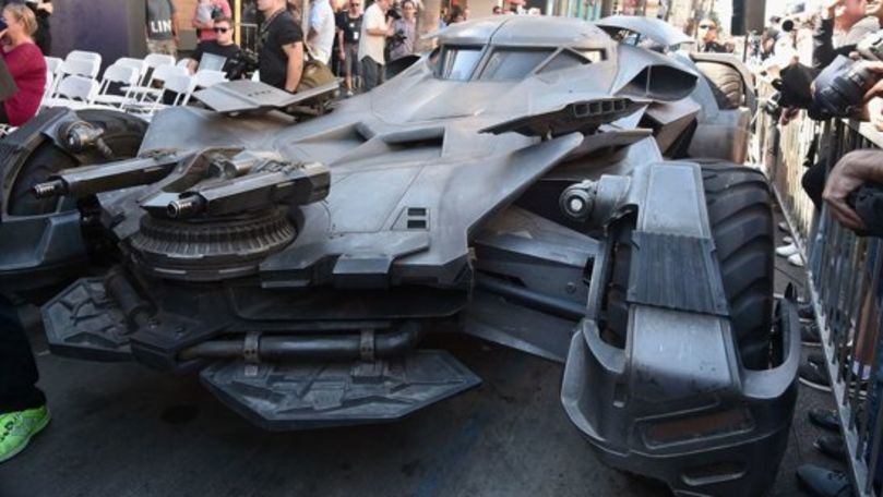 Mașina lui Batman, filmată cum e ridicată de polițiști la Moscova