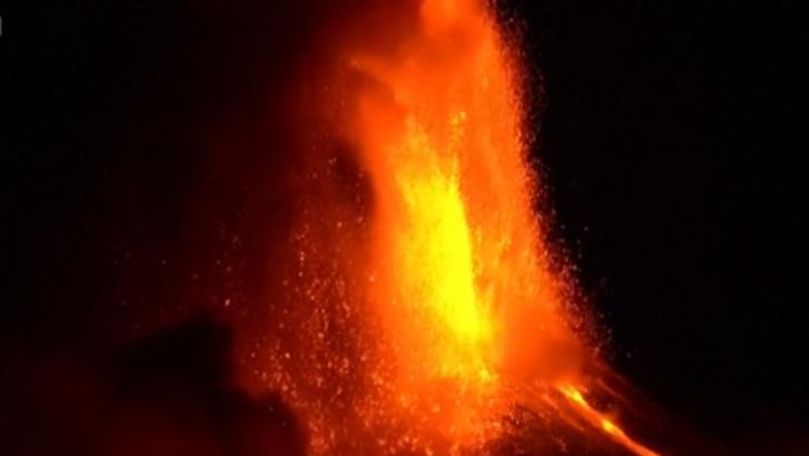 Etna a erupt şi a produs cenuşă la 4.000 de metri deasupra Siciliei