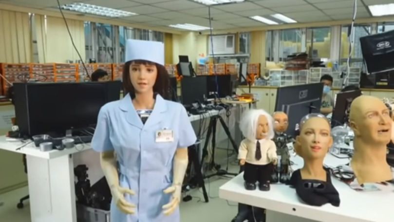 Echipa care a creat robotul Sophia arată prototipul asistentei medicale