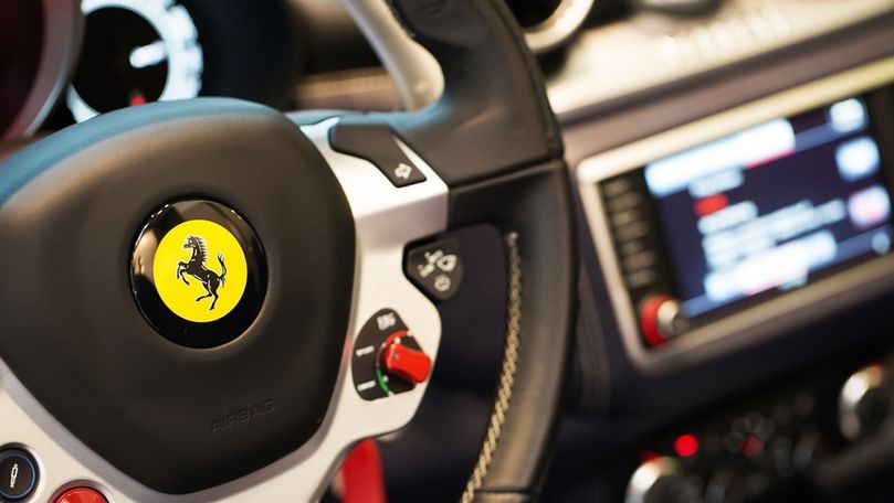 Ferrari de milioane, filmat cum e făcut bucăți de un șofer beat