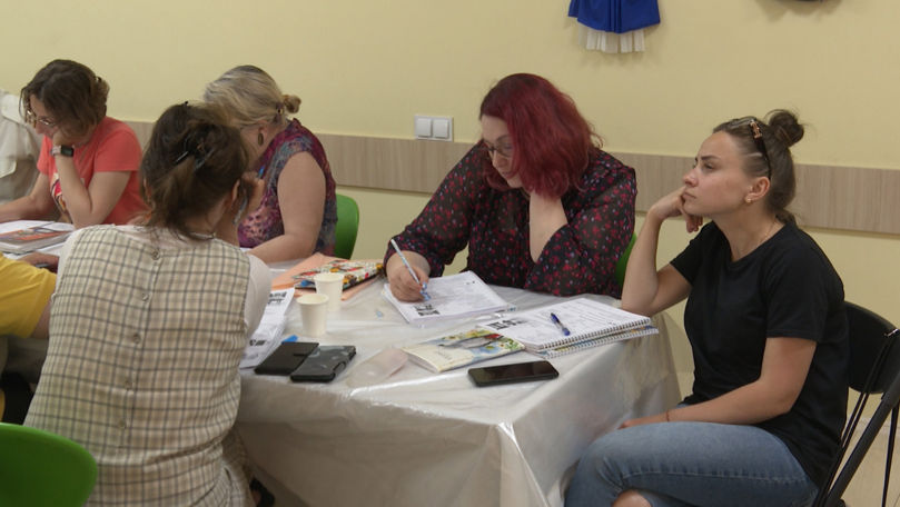 Zeci de refugiați învață limba română la un Centru de Caritate