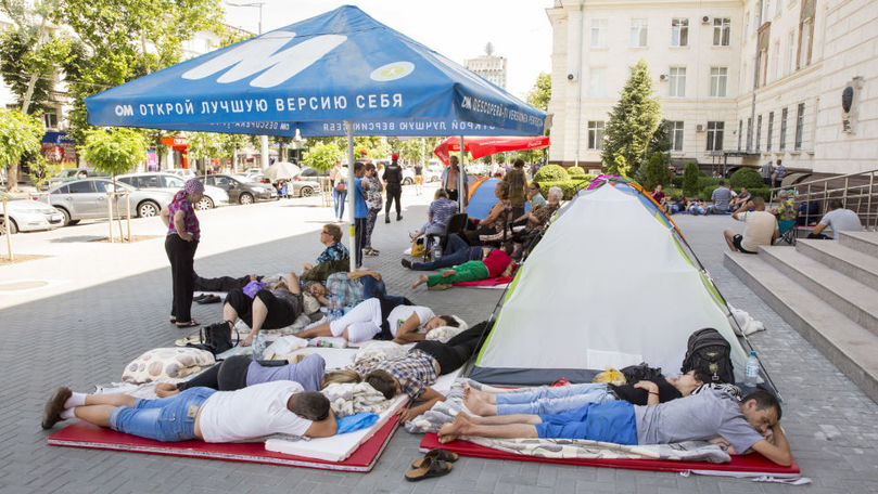 A șasea zi de protest: Oamenii continuă să doarmă sub cerul liber