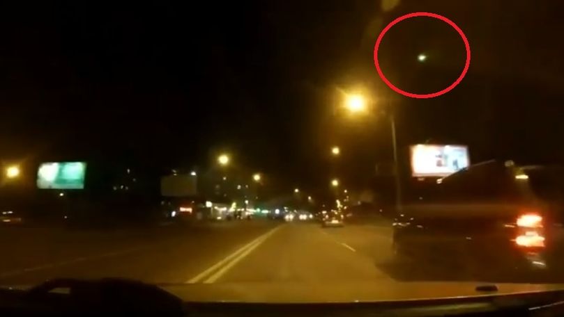 На видео запечатлено, как внезапно в кадре появляется ярко светящийся объект.