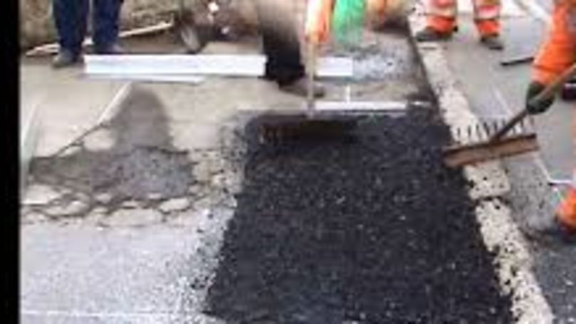 Muncitorii din Chișinău plombează străzile cu asfalt rece