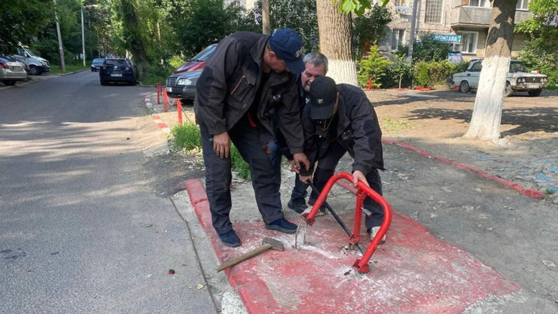 Dispozitivele ilegale de parcare, demontate în Capitală de autorități