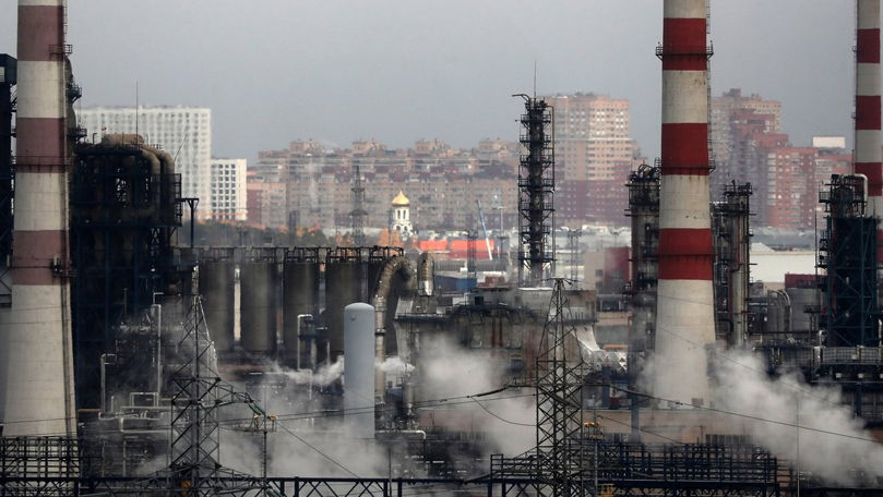 Крупный НПЗ в РФ приостановил работу из-за БПЛА.