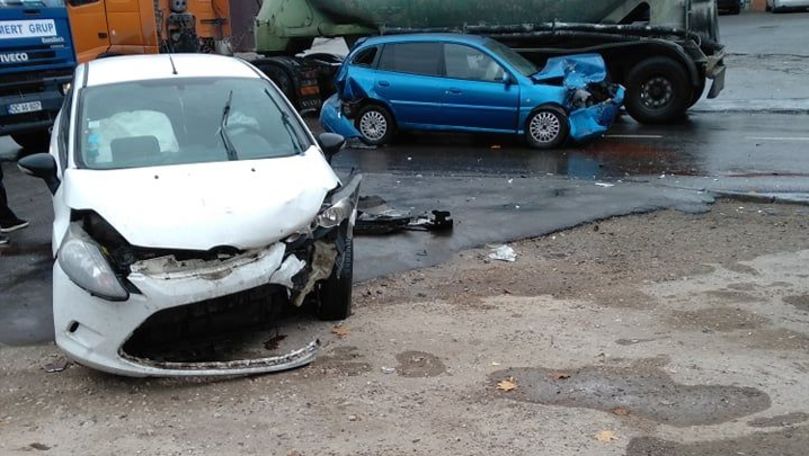 Un camion a avariat două mașini pe o stradă din Chișinău