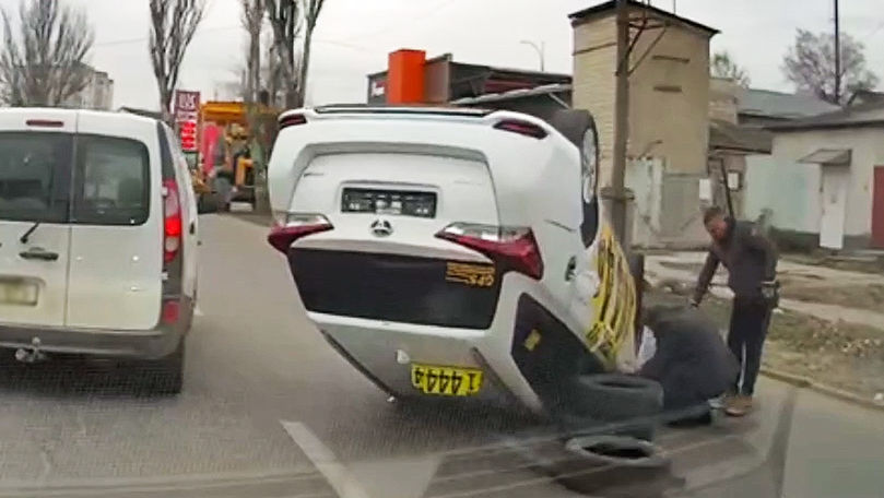 В Кишиневе на улице Мунчештской перевернулся автомобиль службы такси.