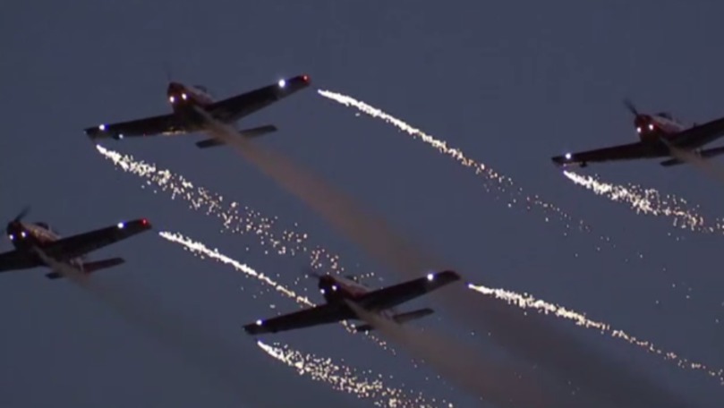Show aviatic în China: Avioanele au eliberat scântei pe cer