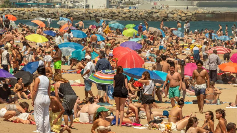 Spaniolii spun că nu mai au loc pe plajele lor din cauza turiștilor