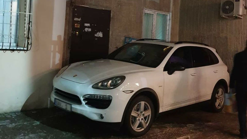 Un șofer a blocat cu Porsche-ul intrarea în scara unui bloc din Chișinău