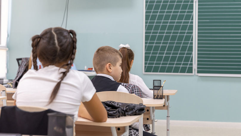 Ajutorul acordat elevilor poate fi transferat pe cardul părinților