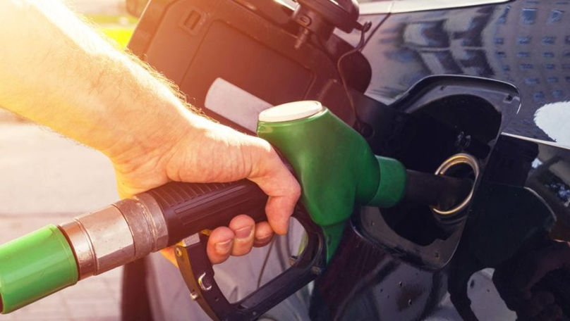 Motorina se ieftinește un pic: Noile prețuri plafon la carburanți
