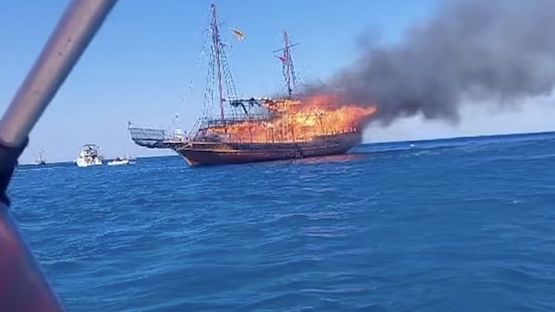 Grecia: O navă cu peste 80 de oameni la bord, cuprinsă de flăcări