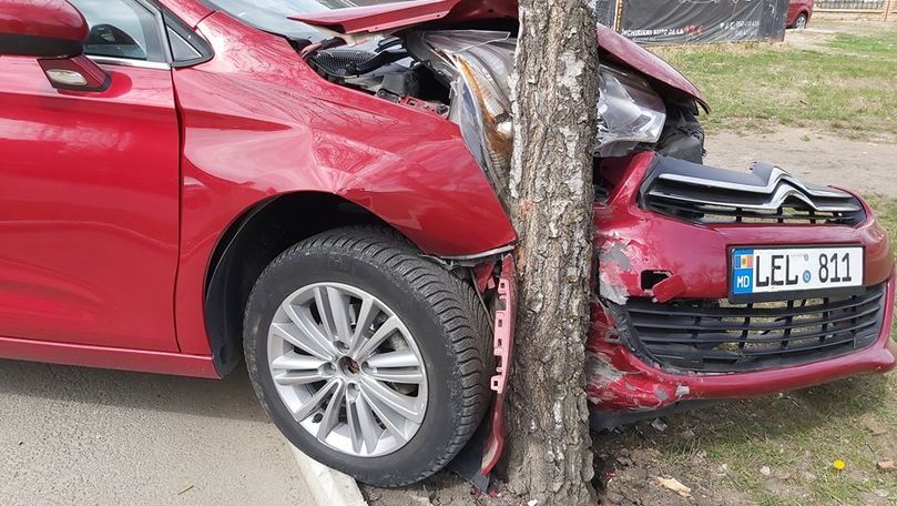 O șoferiță din Chișinău a evitat un accident și a nimerit într-un copac