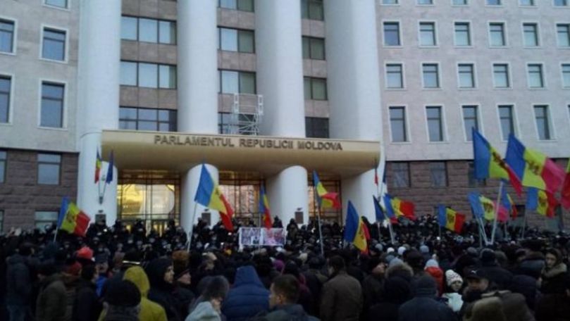 Proteste la Chișinău. Manifestanții pichetează Parlamentul