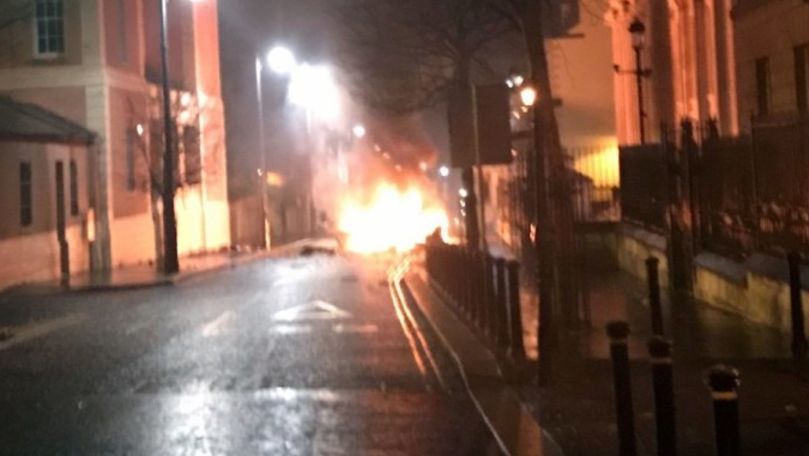 O bombă a explodat într-o mașină, lângă un tribunal din Irlanda de Nord