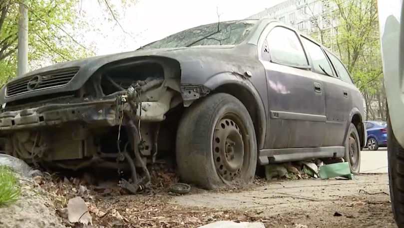 Numărul mașinilor abandonate în Capitală crește: Locuitorii trag un semnal de alarmă.
