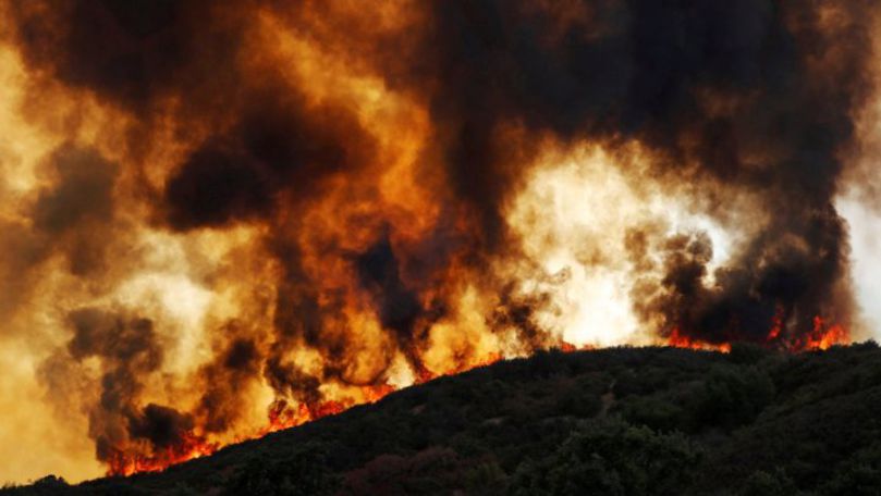 Peste 20.000 de oameni, evacuaţi din calea flăcărilor în California