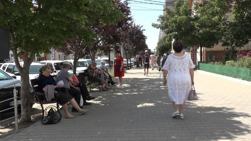 Căldura dă bătăi de cap: Cum luptă moldovenii cu vremea toridă