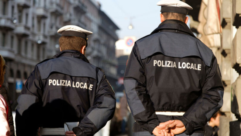 Tânără din România, dezbrăcată pe străzile unui oraş din Italia
