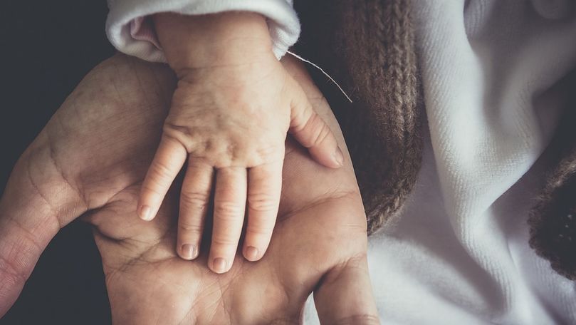 Ginecolog și moașă din Telenești, acuzați de moartea unui bebeluș