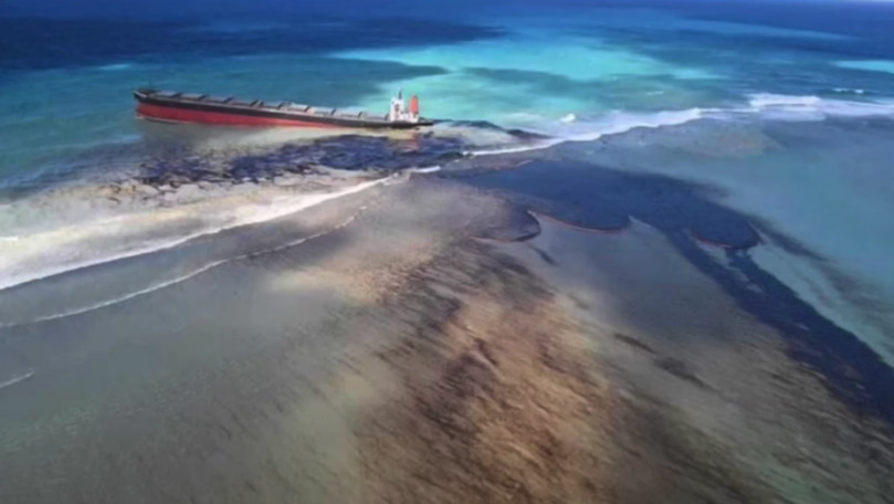 Stare de urgență ecologică: Tone de petrol au ajuns în Oceanul Indian