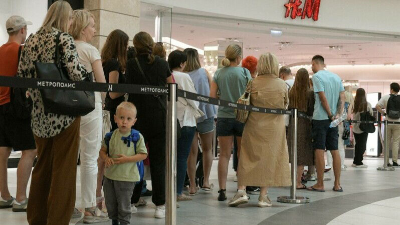 Moscoviții au făcut cozi uriașe la lichidările de stoc H&M