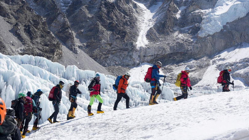 Сезон восхождений на Эверест под угрозой из-за огромного ледника.