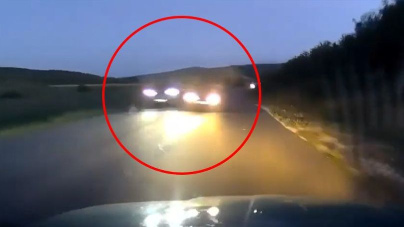 Depășire extrem de periculoasă, filmată seara pe o șosea din R. Moldova