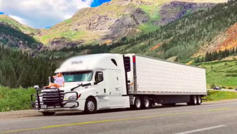 Povestea unei moldovence care conduce de 3 ani un truck imens în SUA