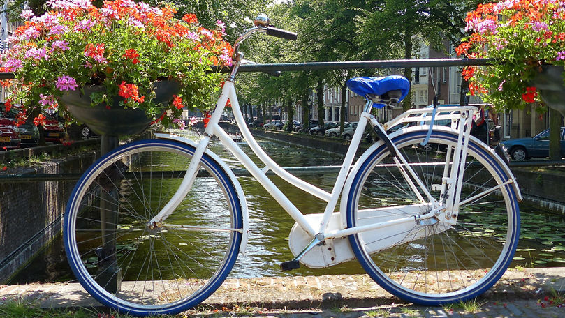 Olandezii care utilizează telefonul mobil pe bicicletă vor fi amendaţi