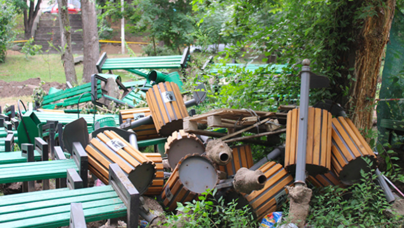Băncile și coșurile de gunoi, aruncate: Cum arată Parcul Alunelul