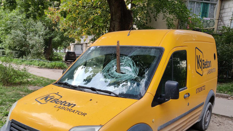 Un șofer din Chișinău s-a trezit cu un topor în parbrizul mașinii
