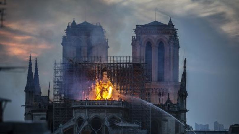 Incendiu Notre-Dame: Sute de pompieri au intervenit. Unul, rănit