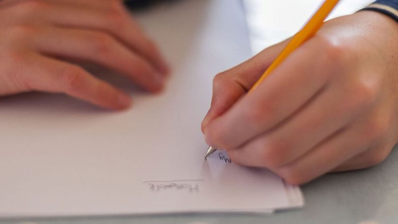 Cercetătorii au dovada: Stângacii gândesc diferit față de dreptaci